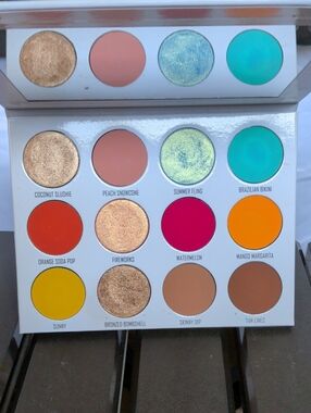 Give Me Glow Summer Vibes Eyeshadow Palette